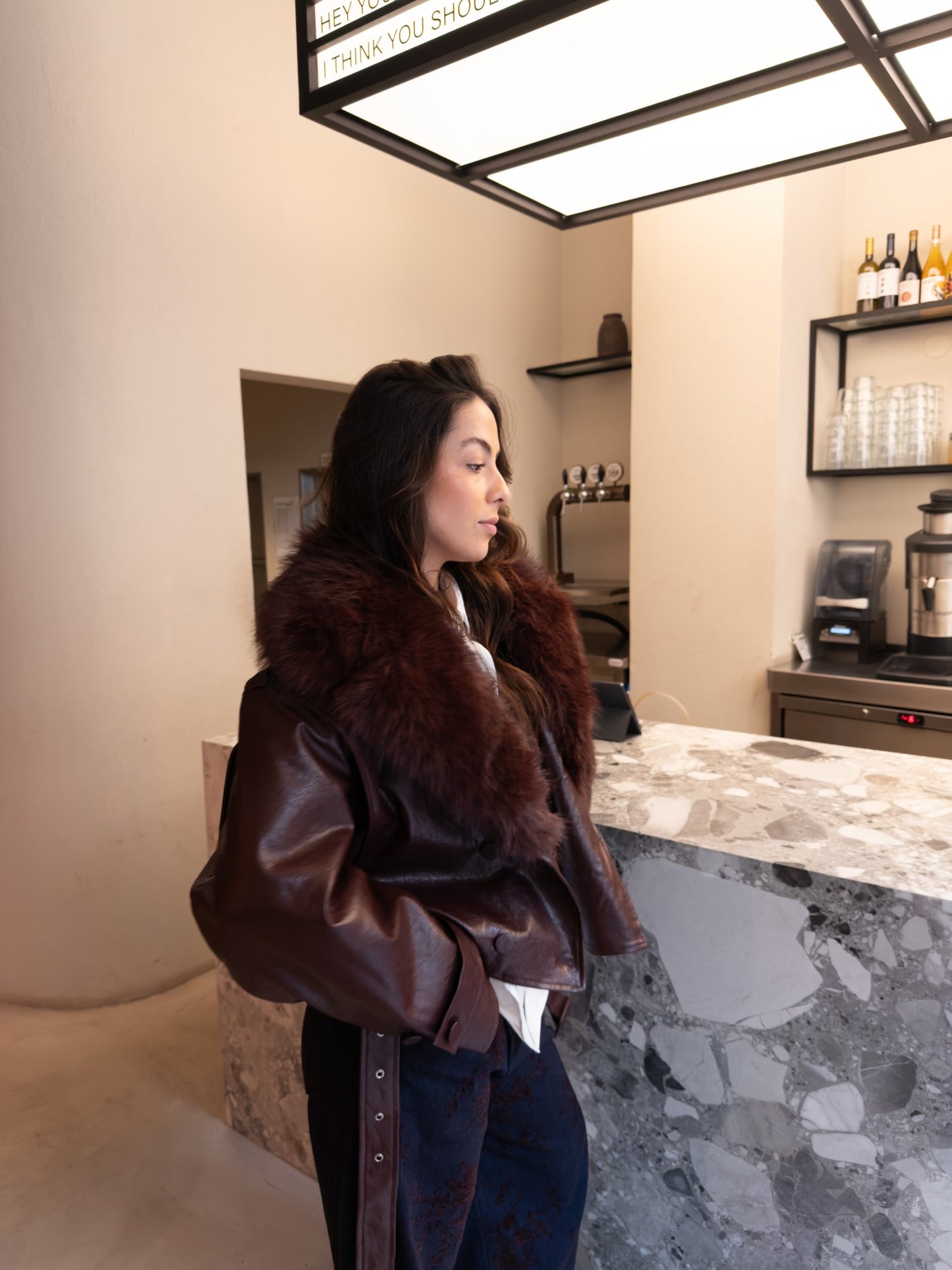 Bordowa kurtka ze skóry ekologicznej z odpinanym futerkiem.