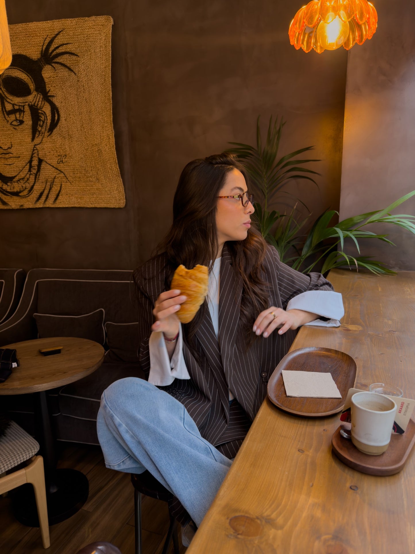 Czekoladowa, oversize'owa marynarka z paskiem dyplomatycznym