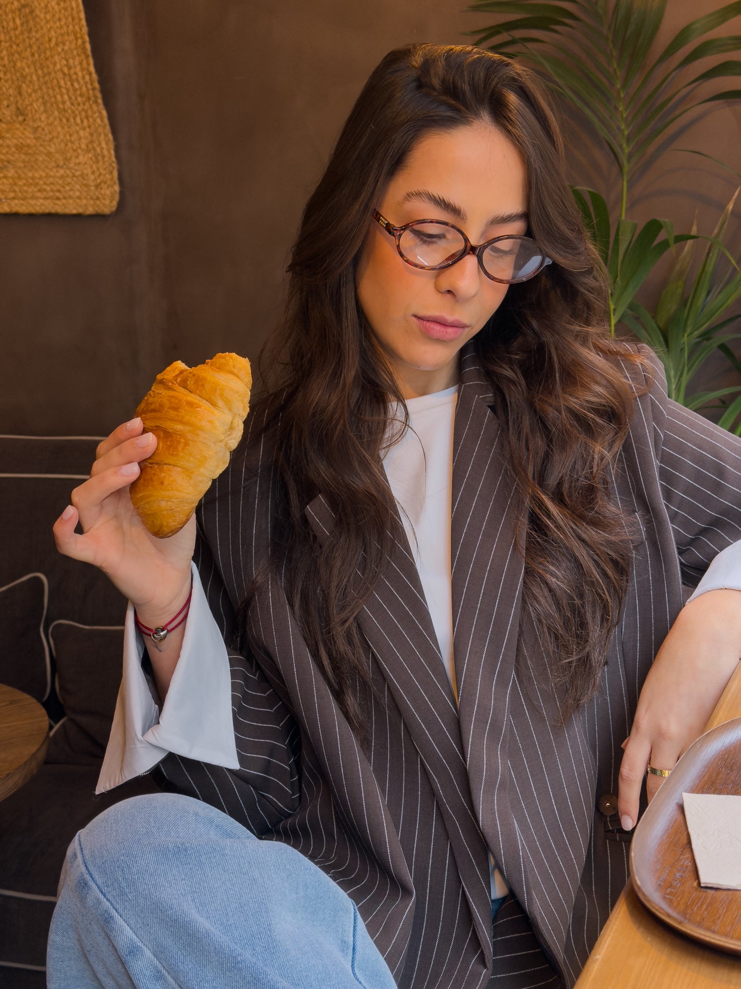 Czekoladowa, oversize'owa marynarka z paskiem dyplomatycznym