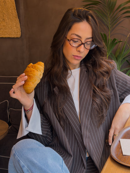 Czekoladowa, oversize'owa marynarka z paskiem dyplomatycznym