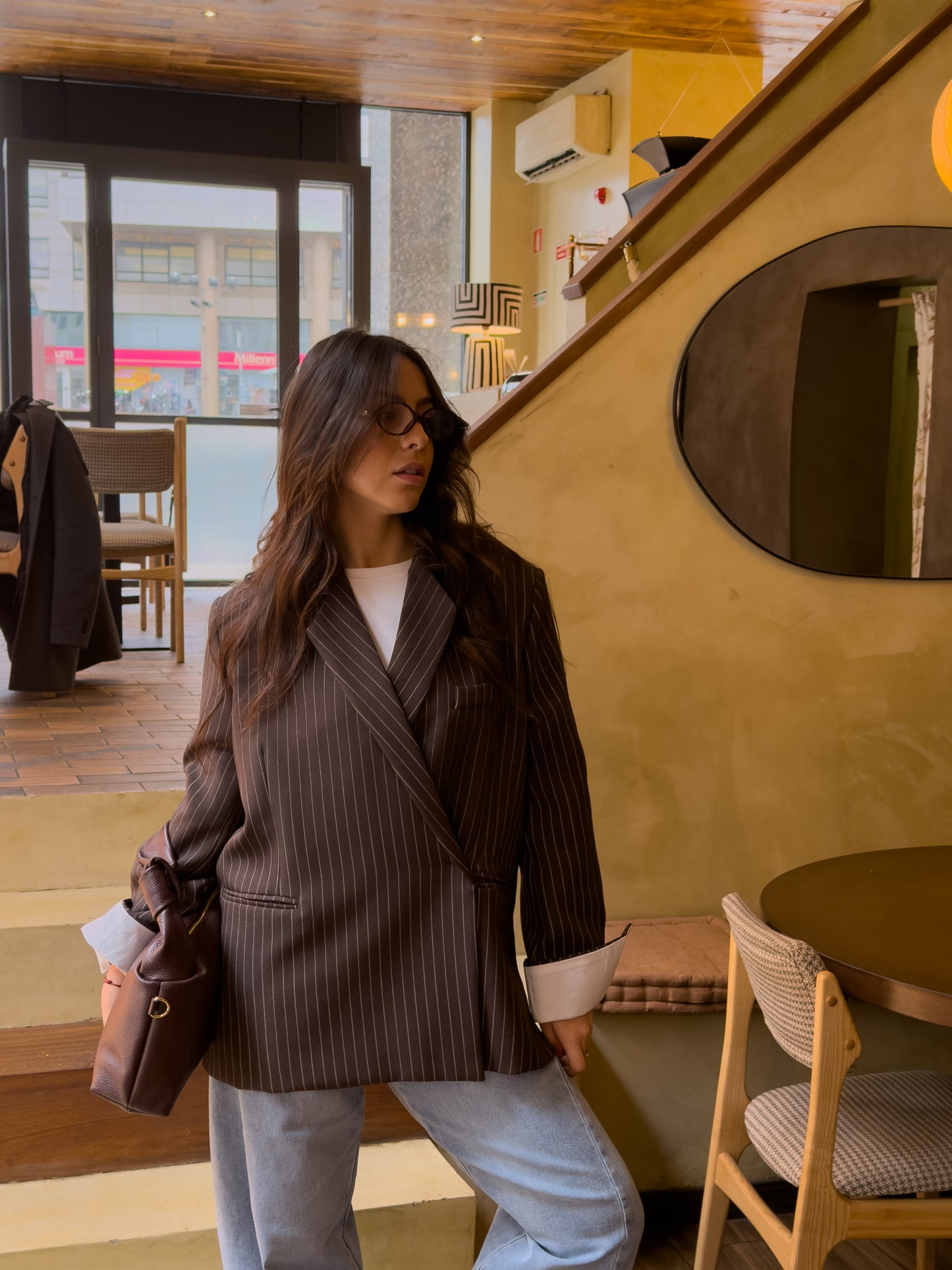 Czekoladowa, oversize'owa marynarka z paskiem dyplomatycznym