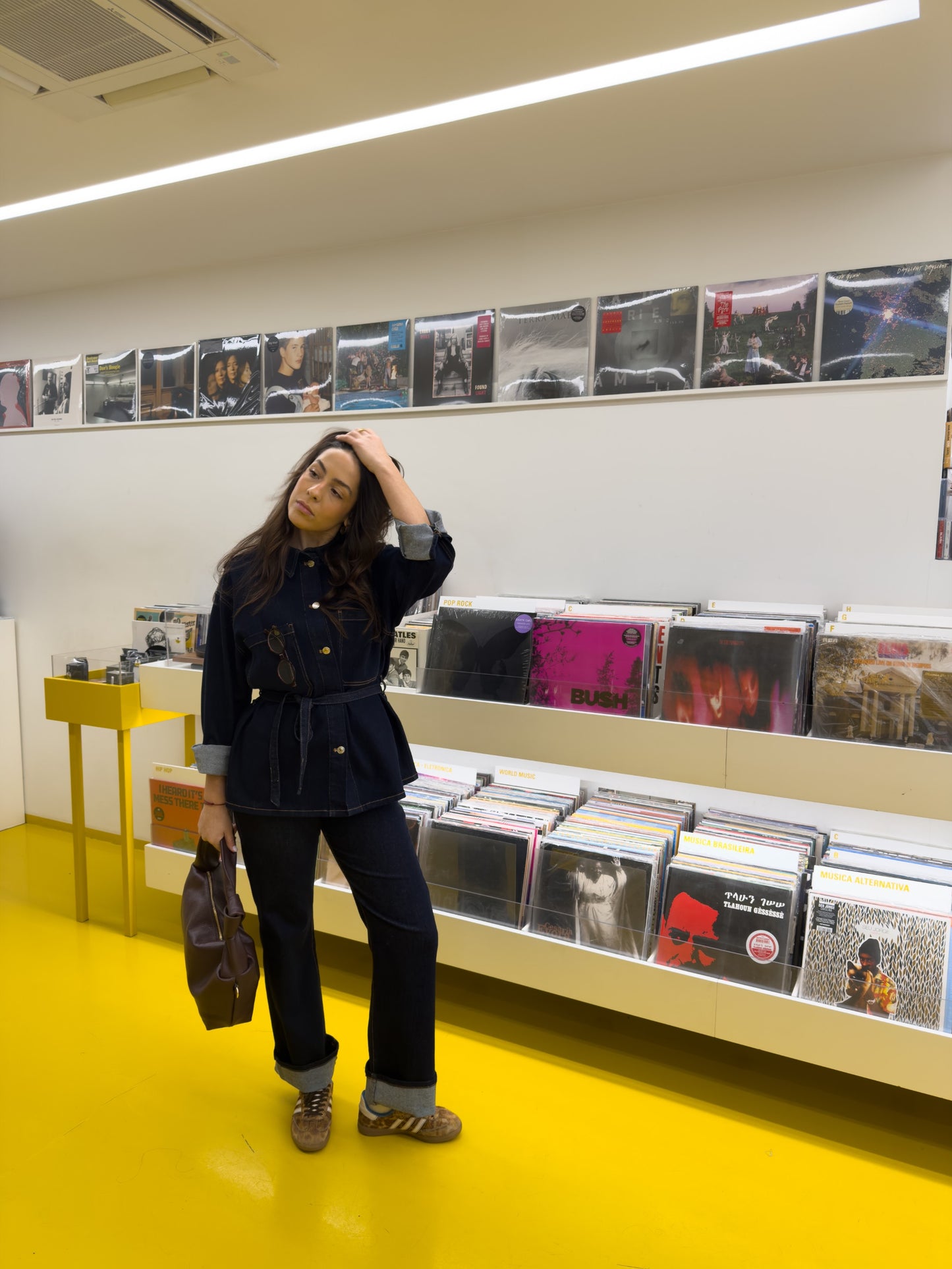 Ciemne dżinsowe spodnie z zakładką.