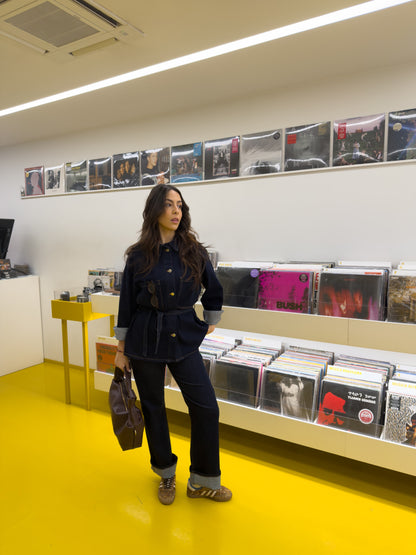 Ciemne dżinsowe spodnie z zakładką.