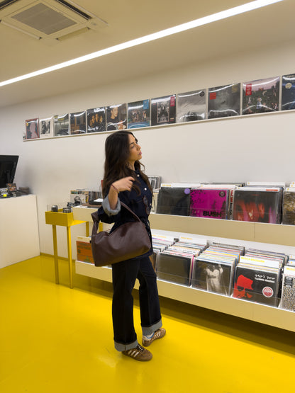 Ciemne dżinsowe spodnie z zakładką.