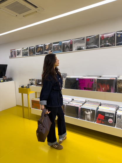 Ciemne dżinsowe spodnie z zakładką.