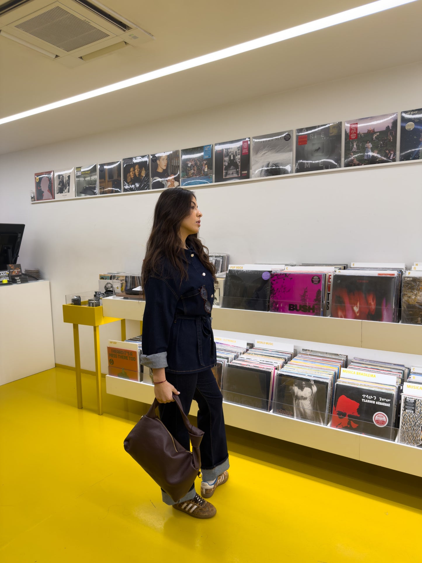 Ciemne dżinsowe spodnie z zakładką.