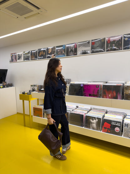 Ciemne dżinsowe spodnie z zakładką.