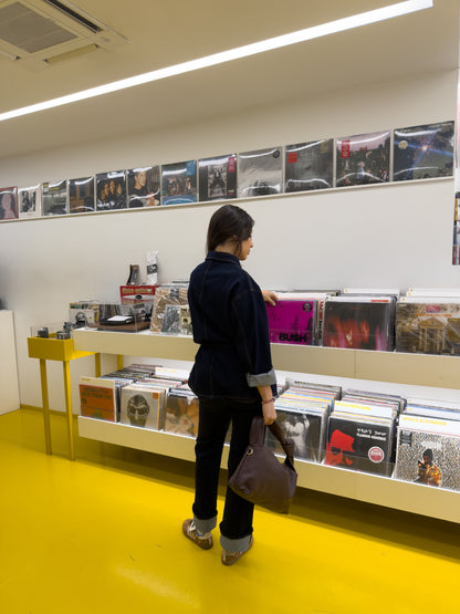 Ciemne dżinsowe spodnie z zakładką.