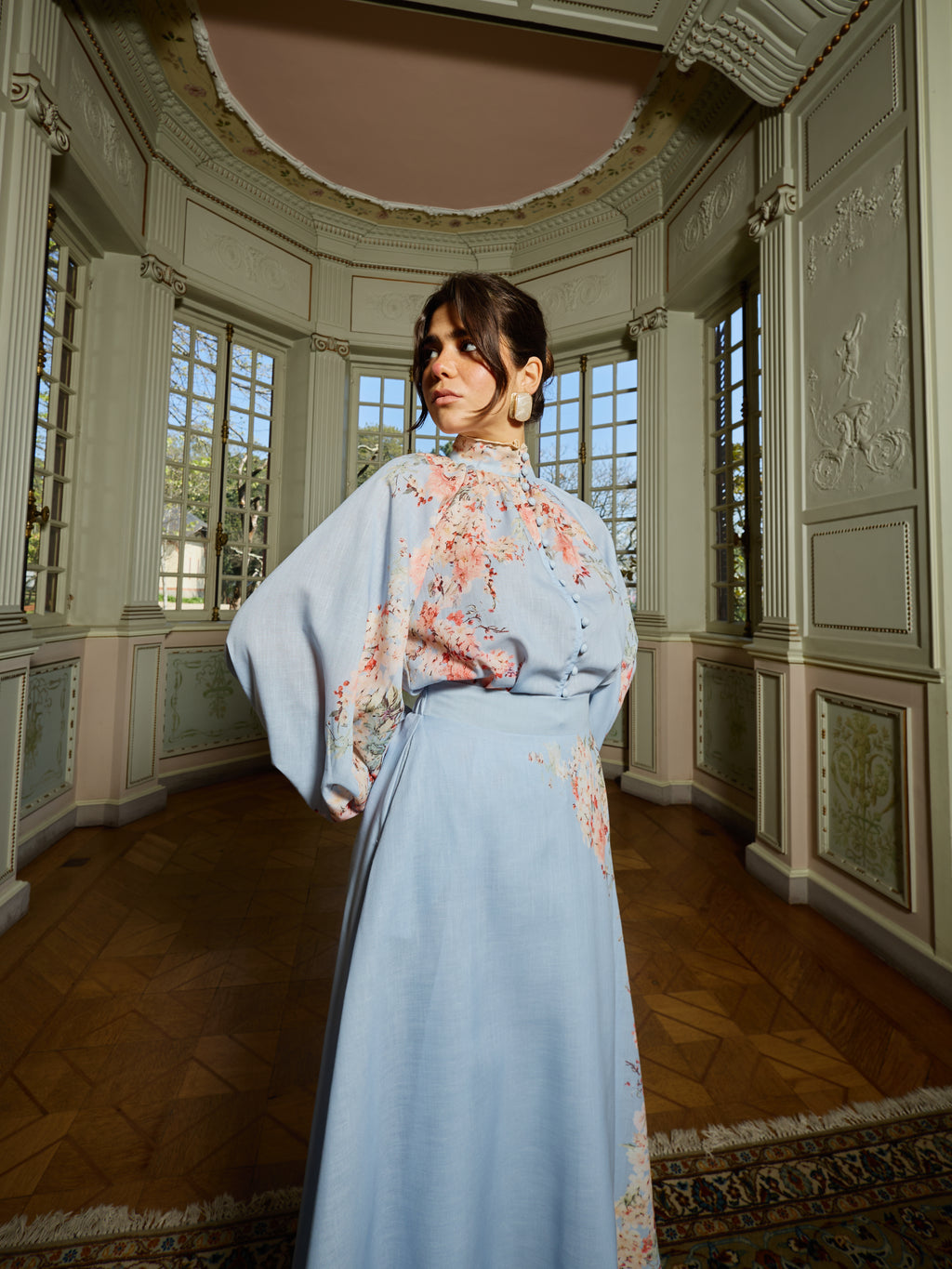 Conjunto de blusa y falda con estampado floral azul