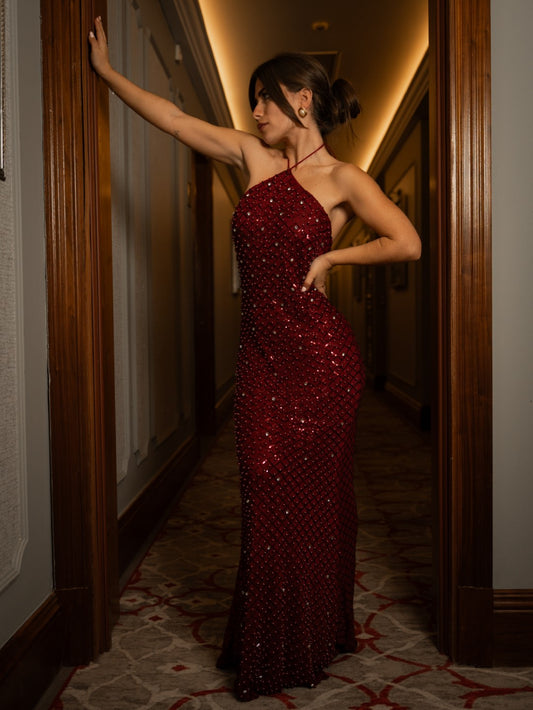 Długa sukienka z perłami w kolorze bordowym