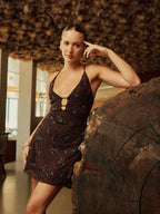 Braunes Kleid mit Perlen.