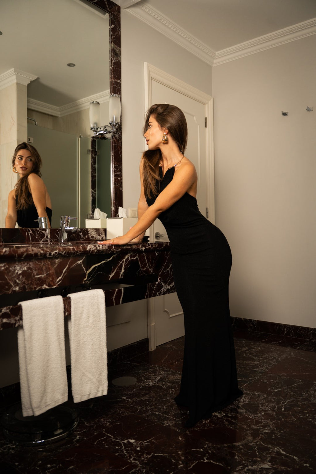 Vestido Comprido Preto c/gargantilha dourada