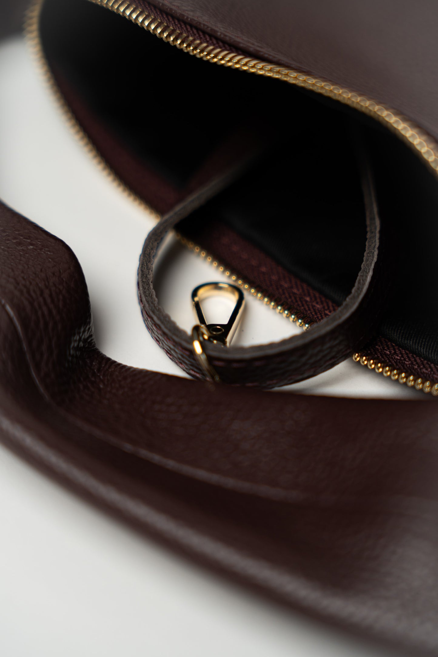 Czekoladowa torba na ramię ze skóry młotkowanej