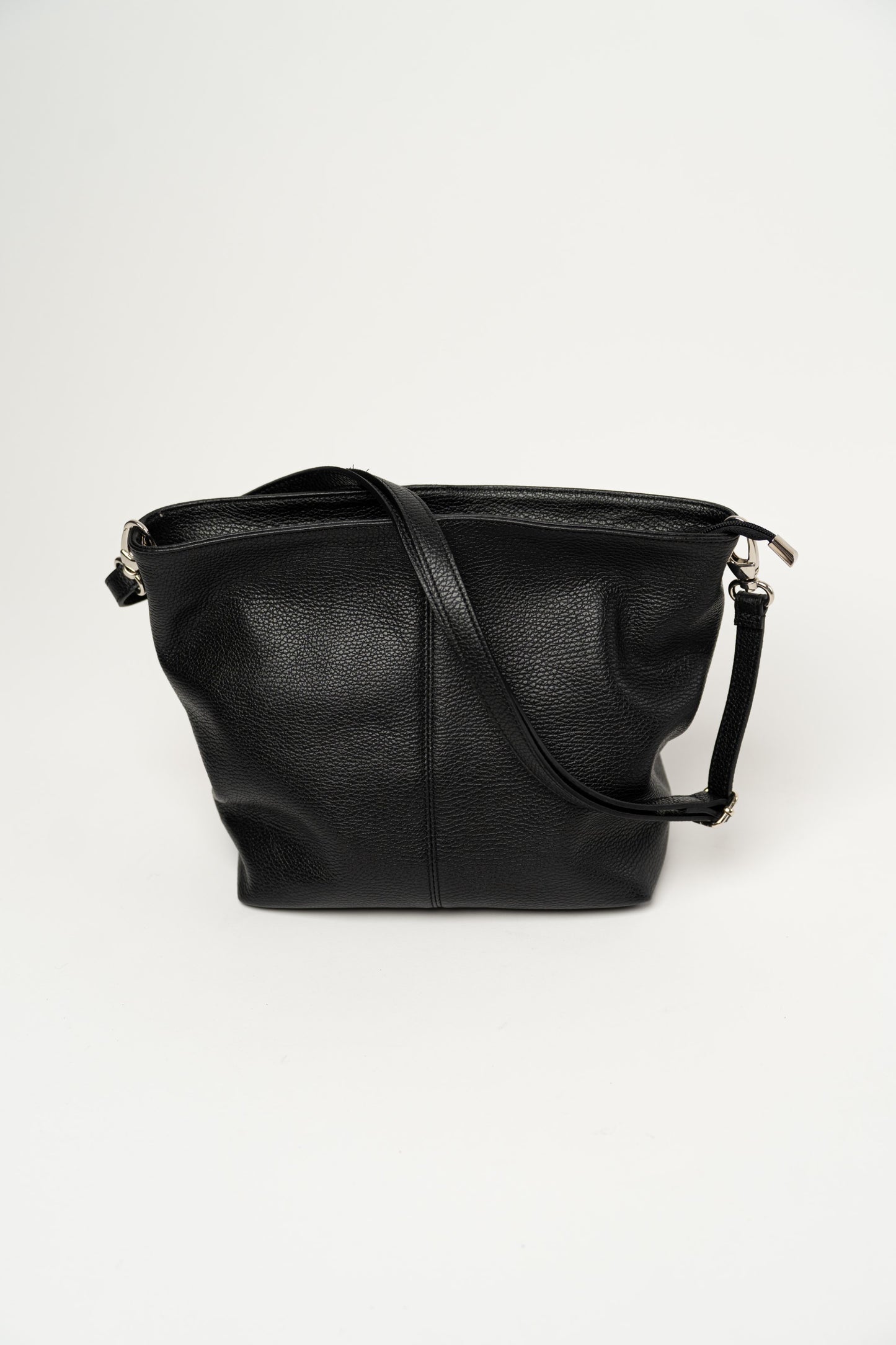 Schlichter Koffer mit abnehmbarem Tragegurt, schwarz.