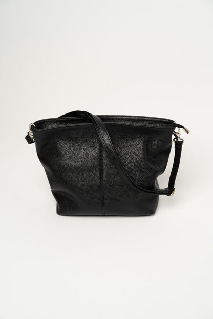 Schlichter Koffer mit abnehmbarem Tragegurt, schwarz.