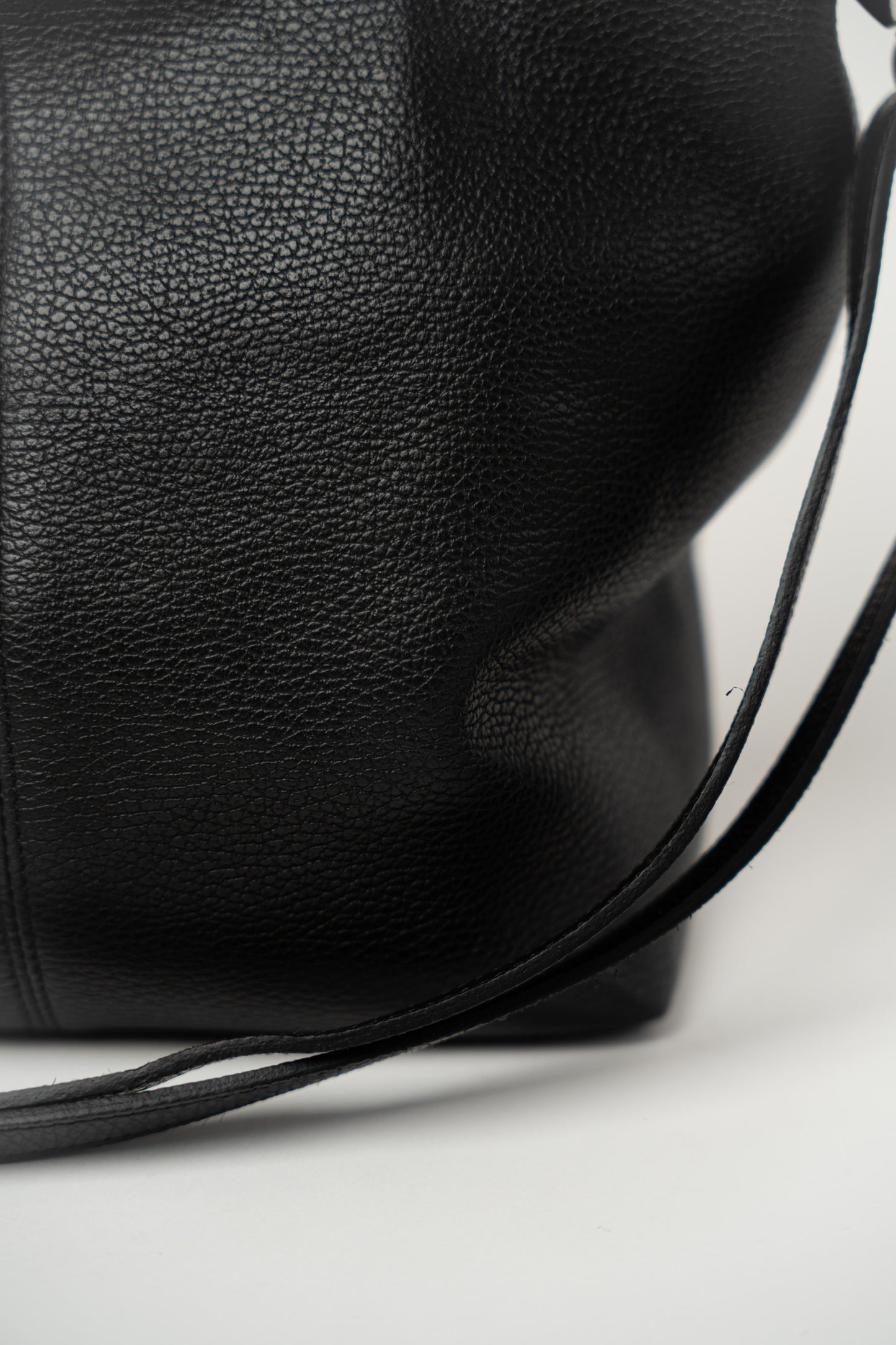 Schlichter Koffer mit abnehmbarem Tragegurt, schwarz.