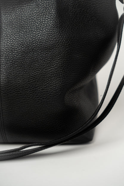 Schlichter Koffer mit abnehmbarem Tragegurt, schwarz.