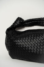 Schwarze geflochtene Schultertasche