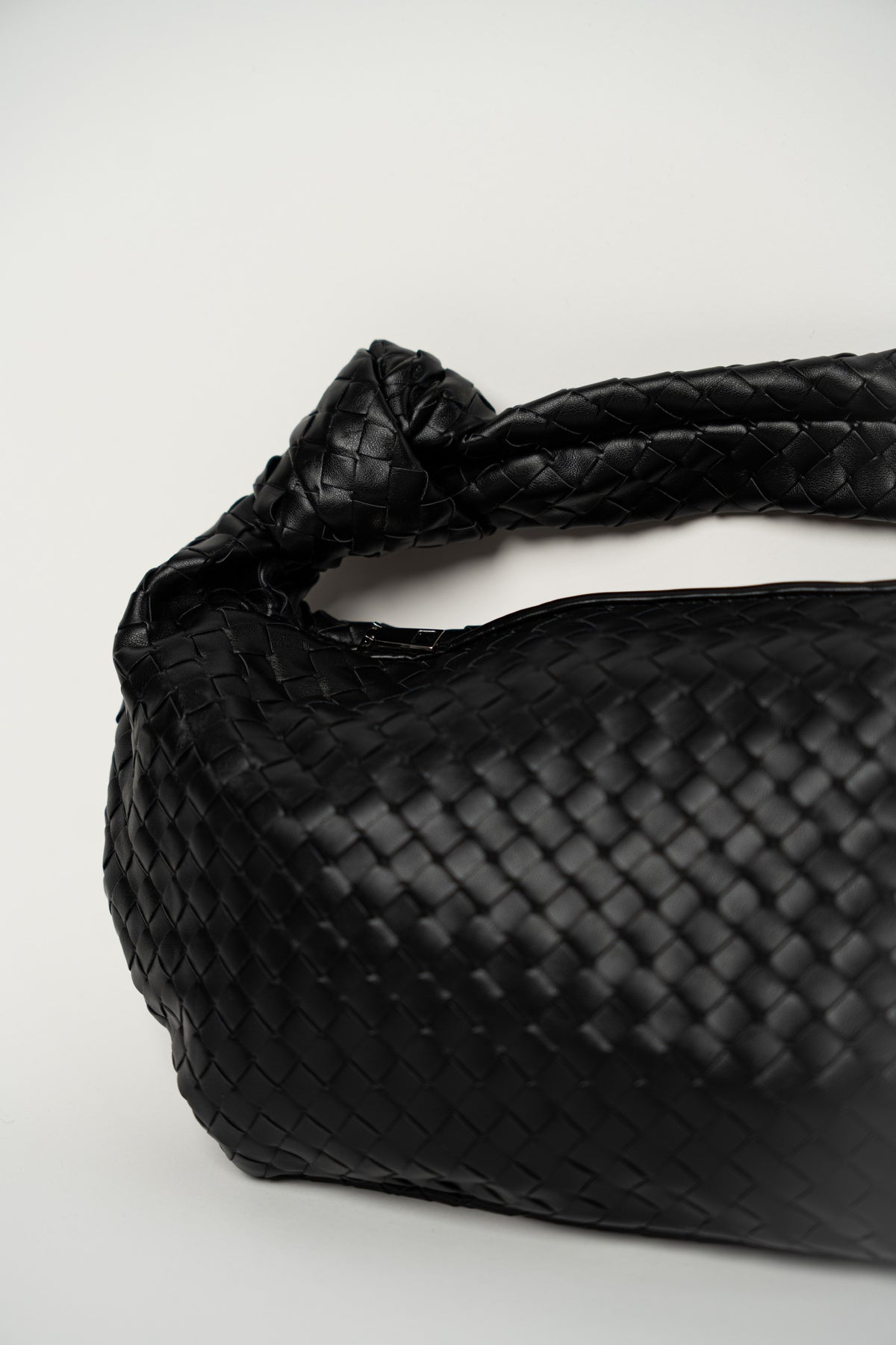 Schwarze geflochtene Schultertasche