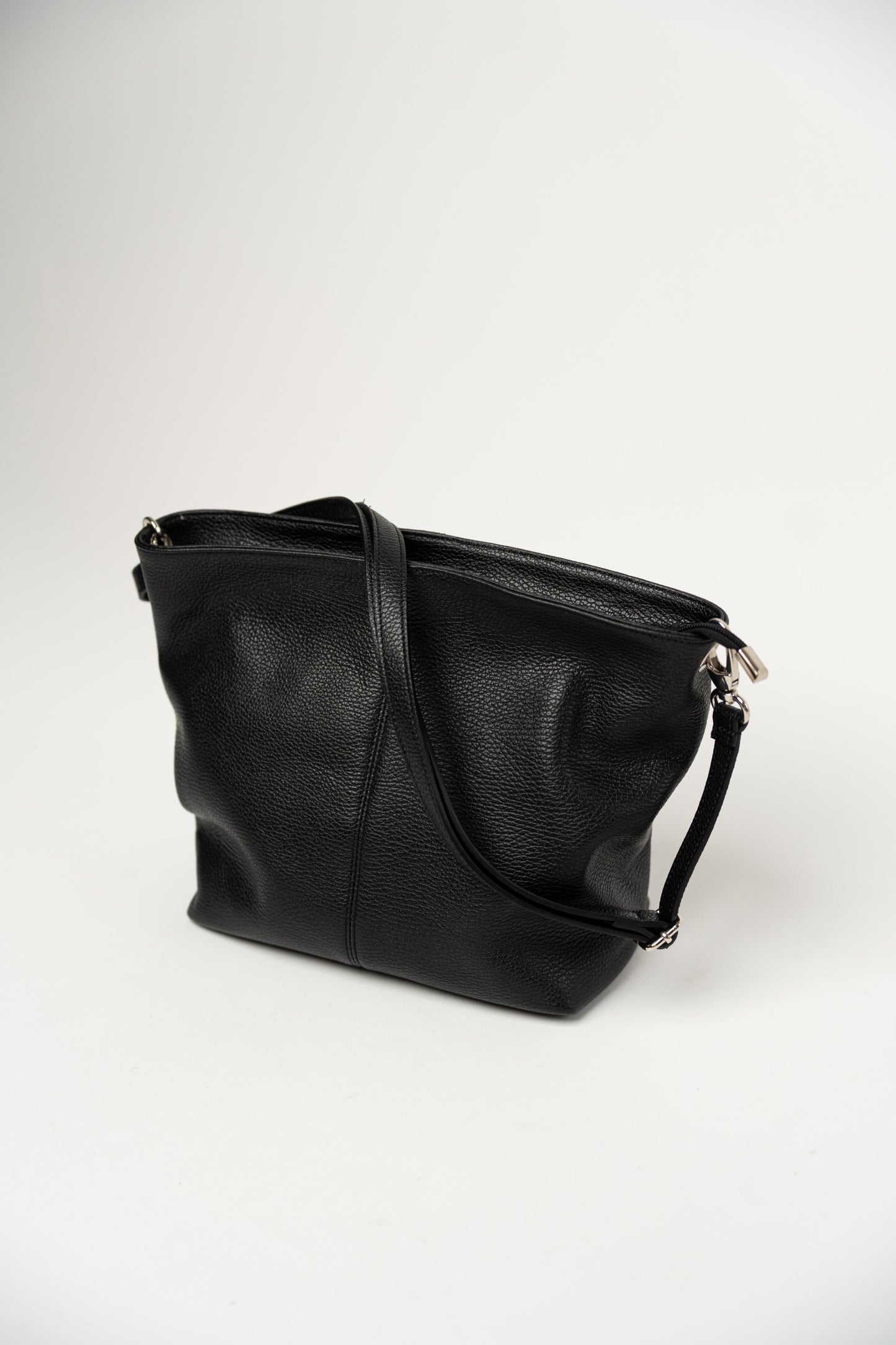 Schlichter Koffer mit abnehmbarem Tragegurt, schwarz.