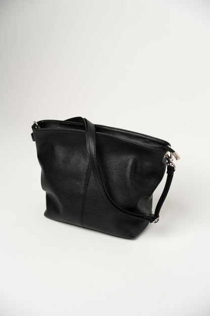 Schlichter Koffer mit abnehmbarem Tragegurt, schwarz.