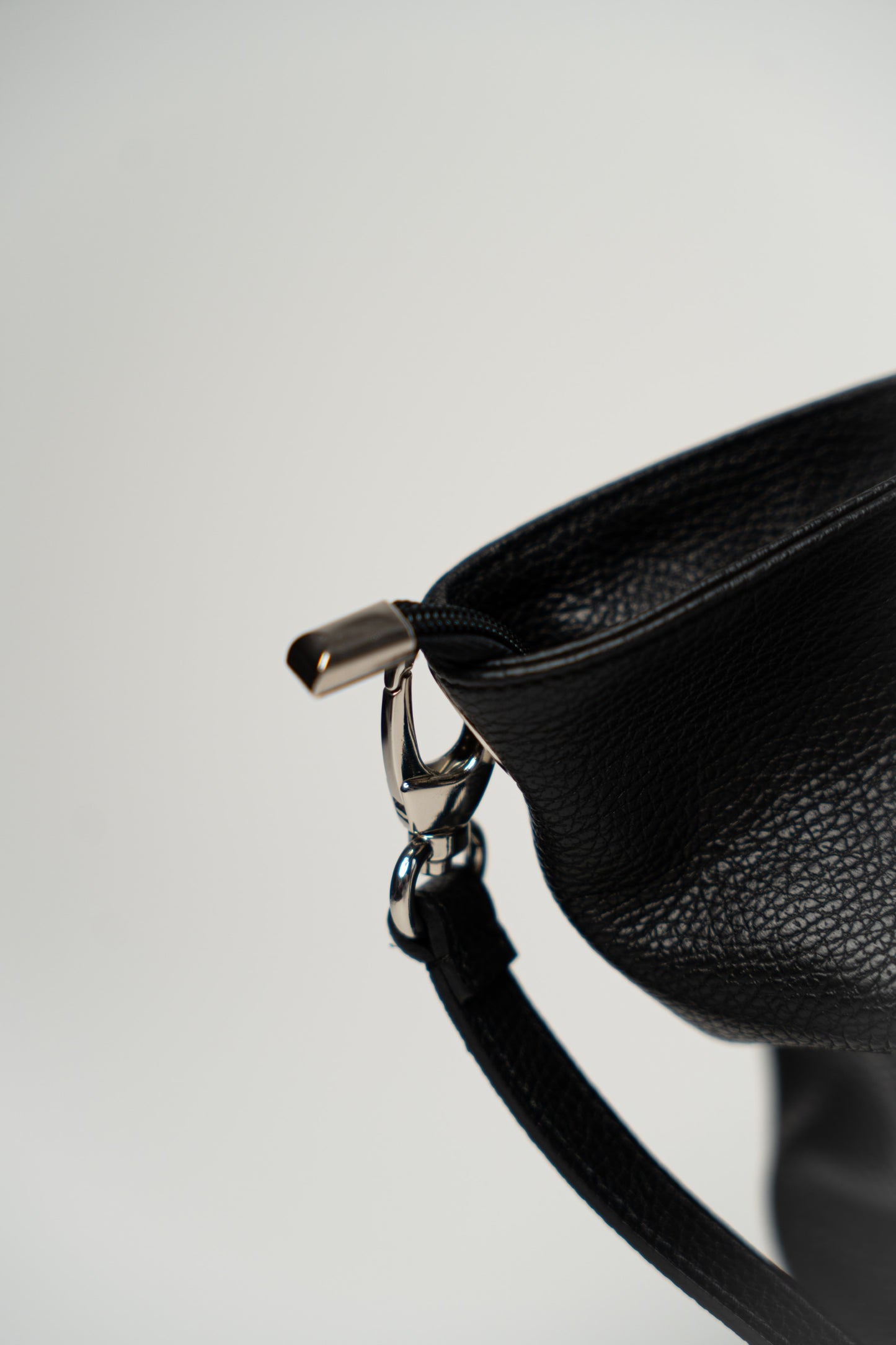 Schlichter Koffer mit abnehmbarem Tragegurt, schwarz.