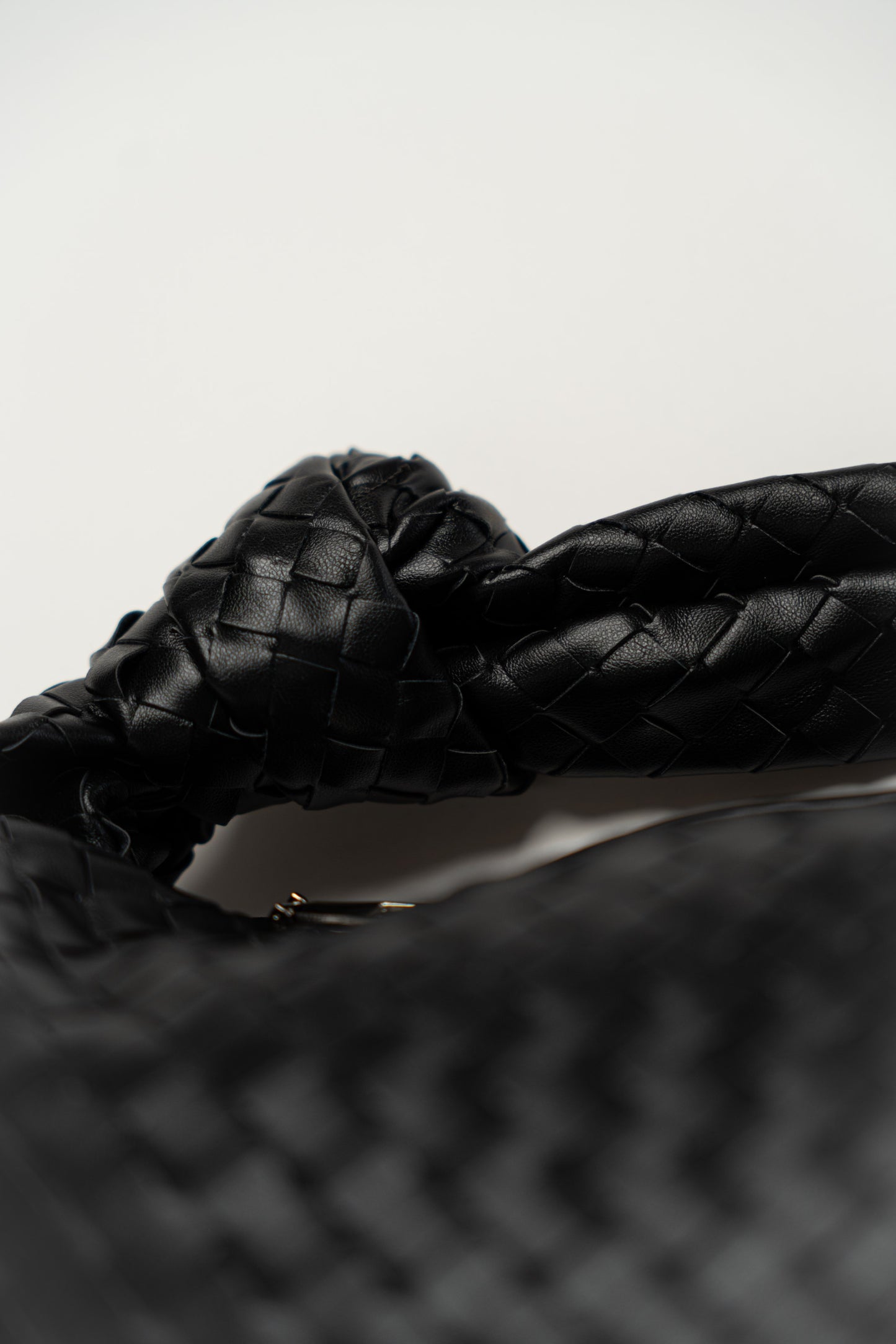 Czarna pleciona torba na ramię