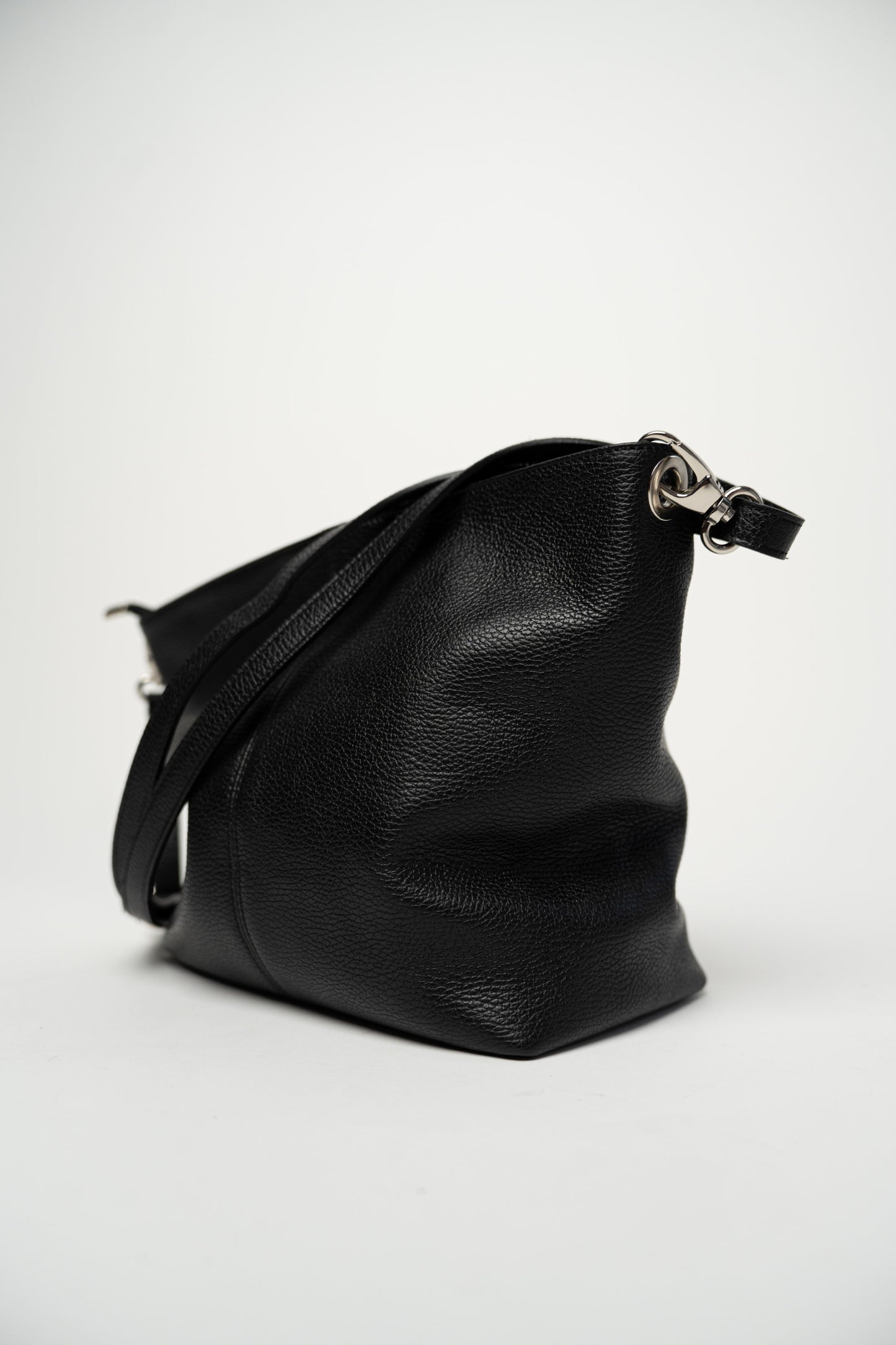 Schlichter Koffer mit abnehmbarem Tragegurt, schwarz.