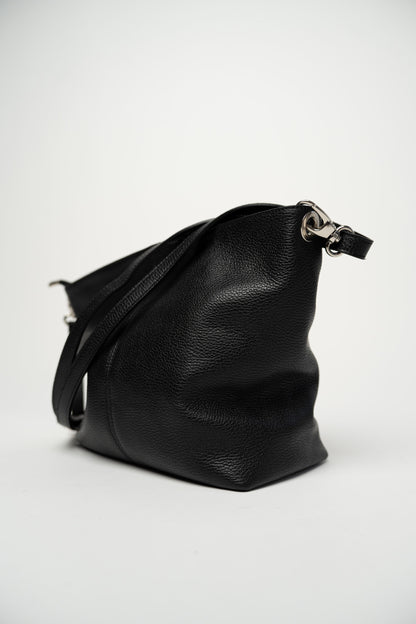 Schlichter Koffer mit abnehmbarem Tragegurt, schwarz.