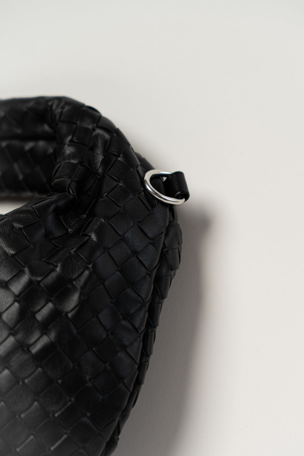 Schwarze geflochtene Schultertasche