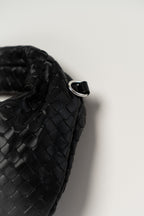 Schwarze geflochtene Schultertasche