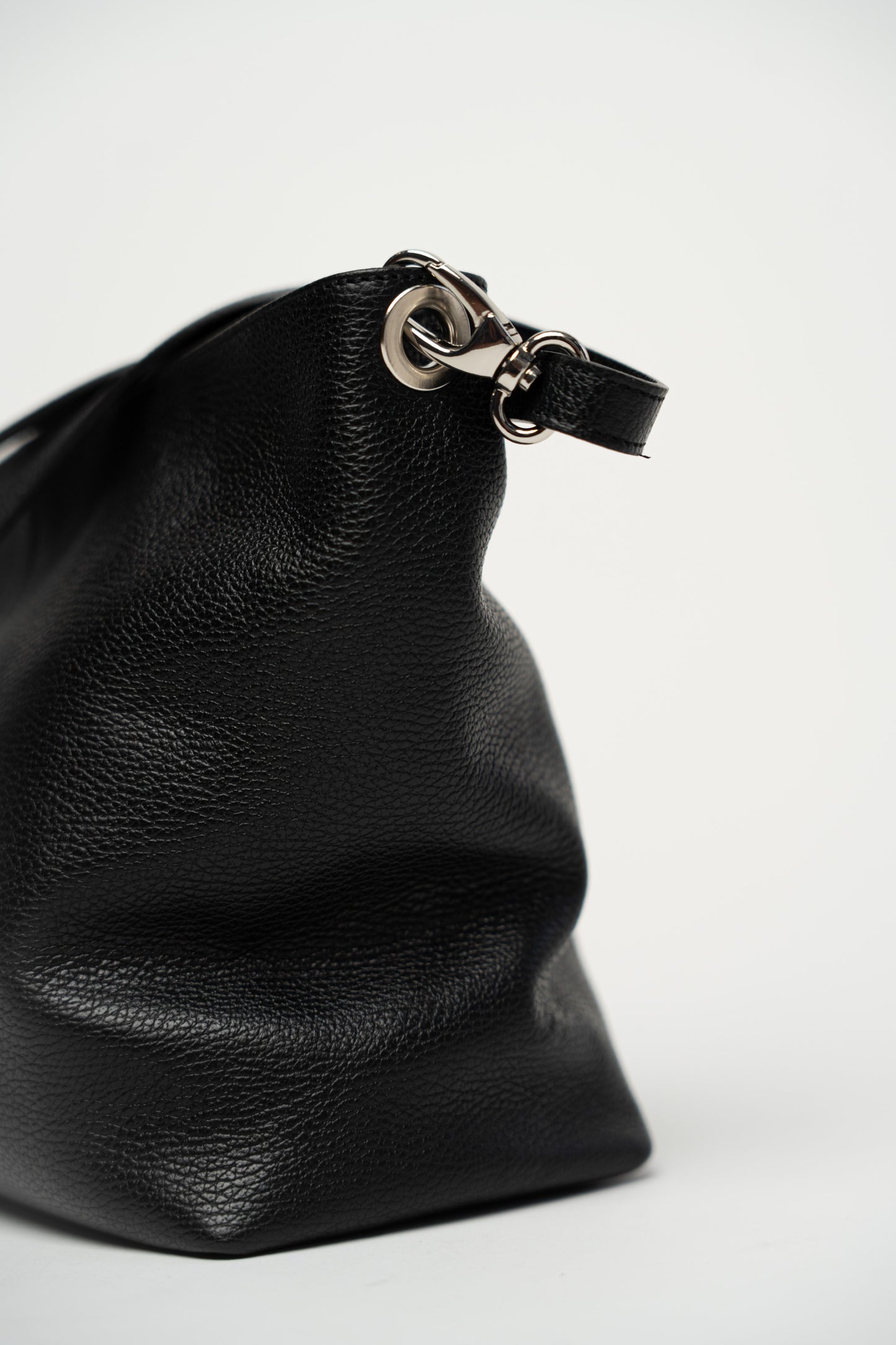 Schlichter Koffer mit abnehmbarem Tragegurt, schwarz.