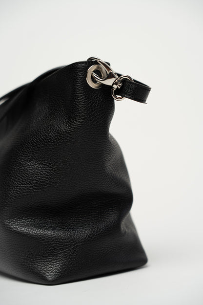 Schlichter Koffer mit abnehmbarem Tragegurt, schwarz.