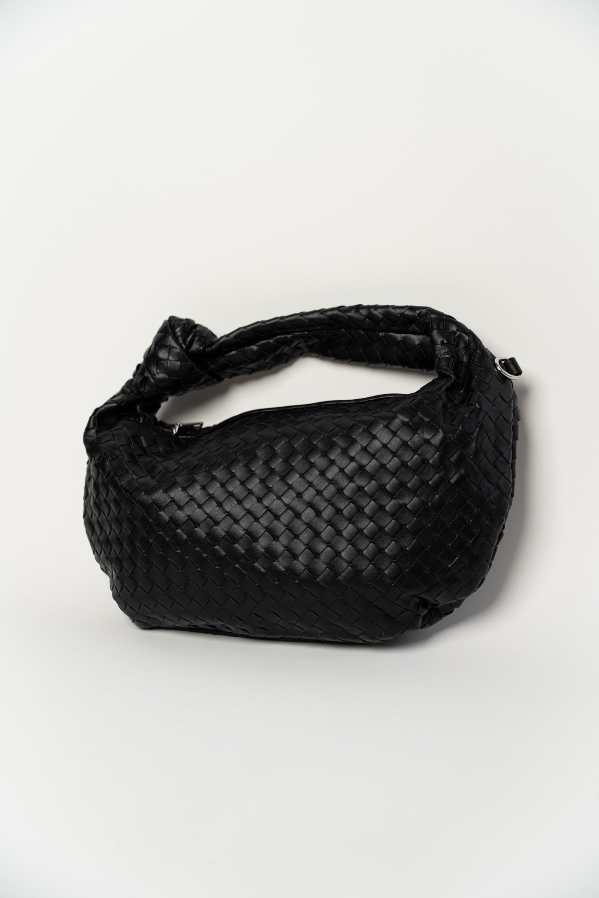 Schwarze geflochtene Schultertasche
