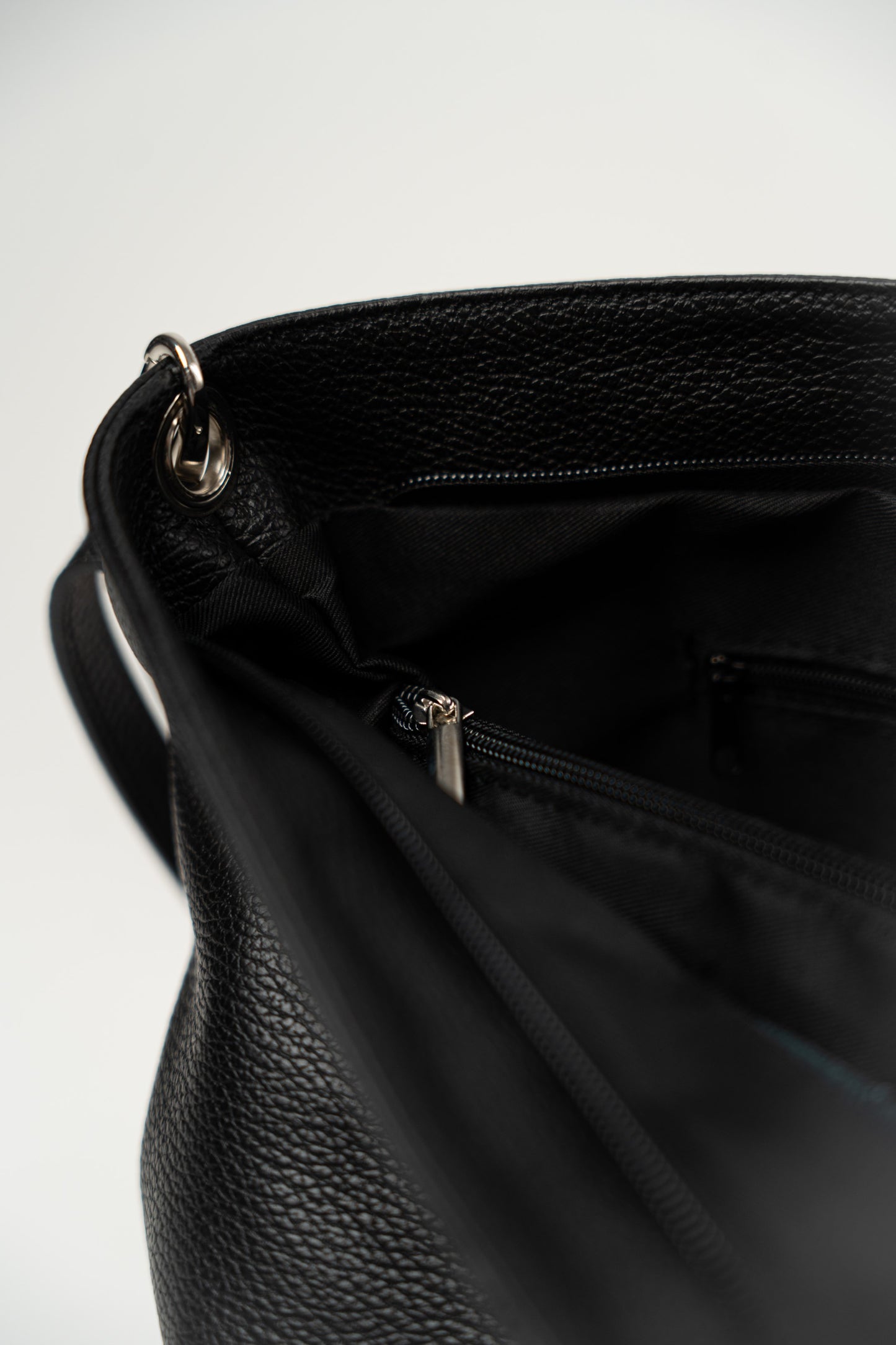 Schlichter Koffer mit abnehmbarem Tragegurt, schwarz.