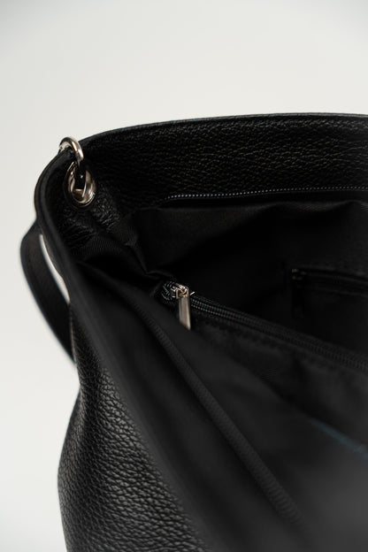 Schlichter Koffer mit abnehmbarem Tragegurt, schwarz.