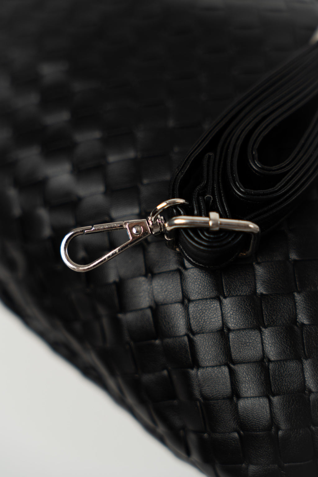 Schwarze geflochtene Schultertasche
