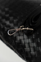 Schwarze geflochtene Schultertasche