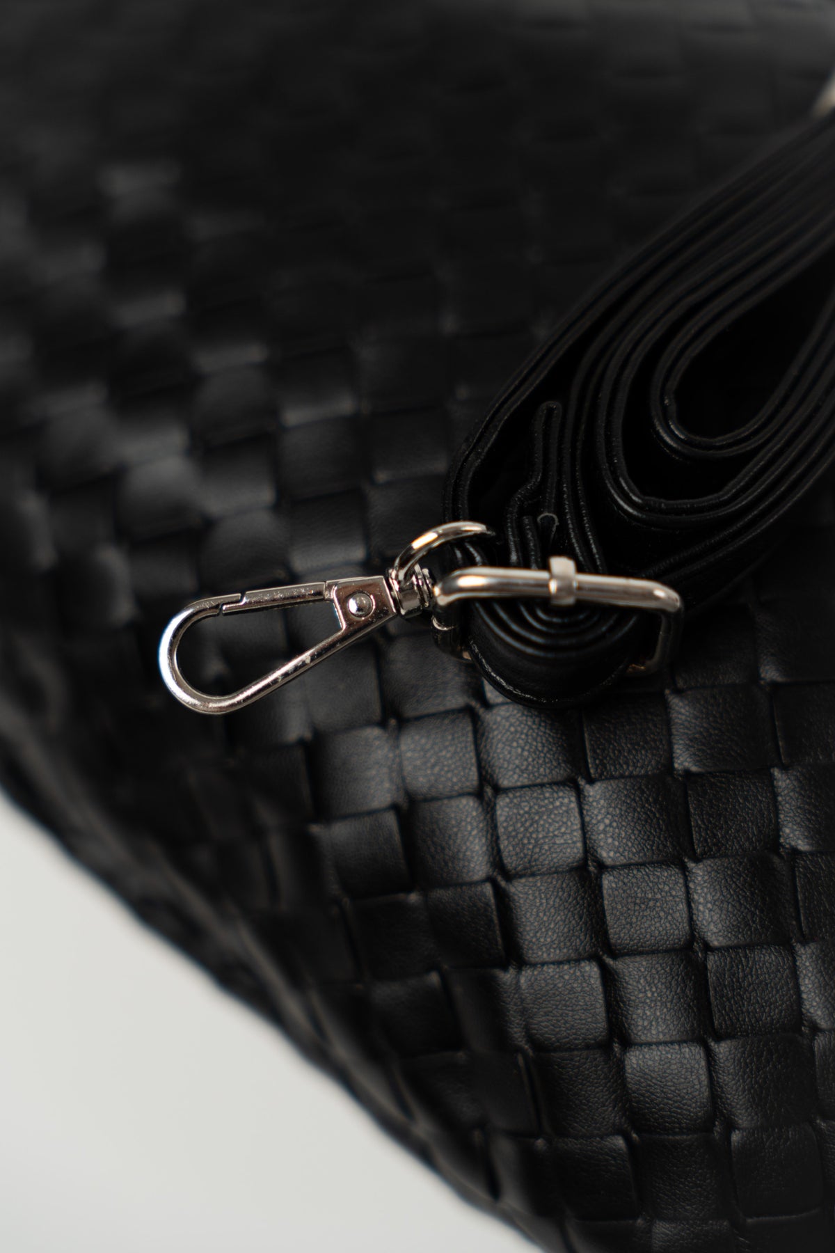 Schwarze geflochtene Schultertasche