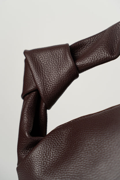 Czekoladowa torba na ramię ze skóry młotkowanej