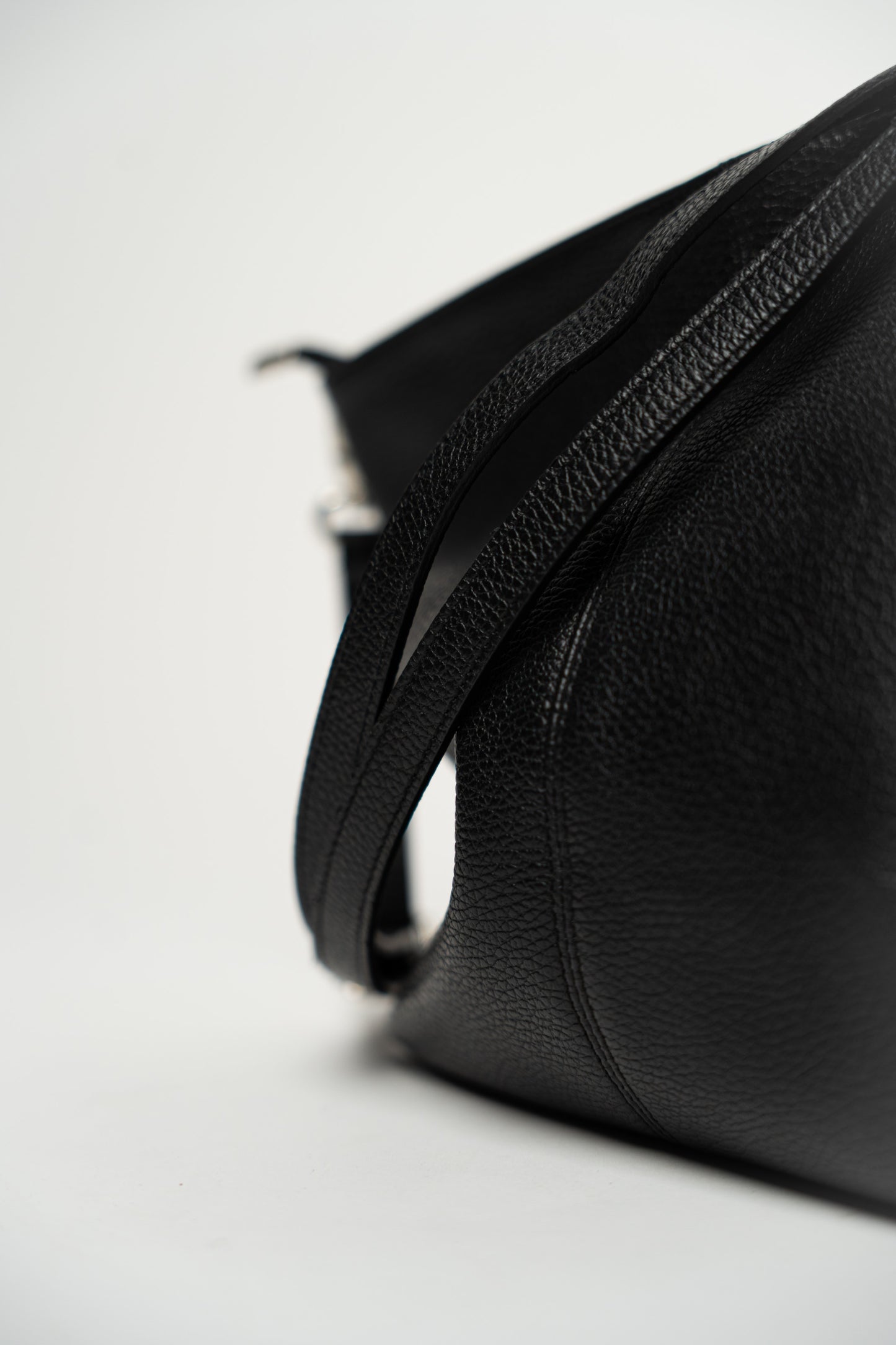 Schlichter Koffer mit abnehmbarem Tragegurt, schwarz.