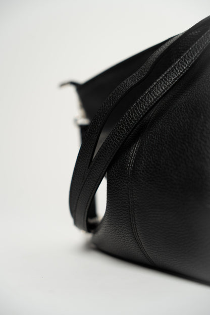 Schlichter Koffer mit abnehmbarem Tragegurt, schwarz.