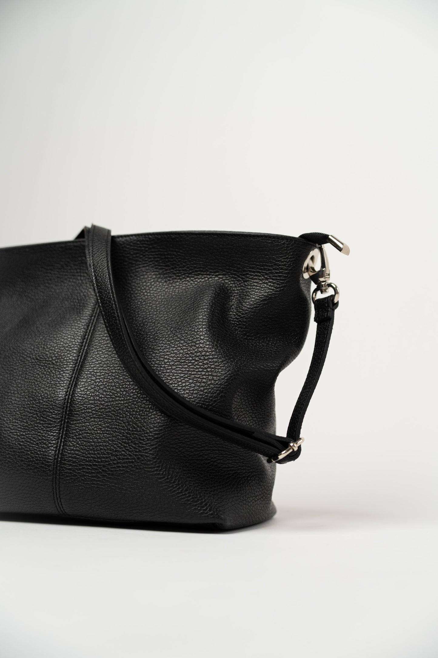 Schlichter Koffer mit abnehmbarem Tragegurt, schwarz.