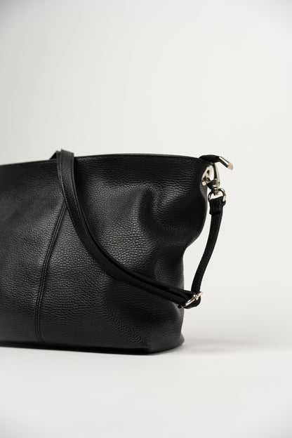 Schlichter Koffer mit abnehmbarem Tragegurt, schwarz.