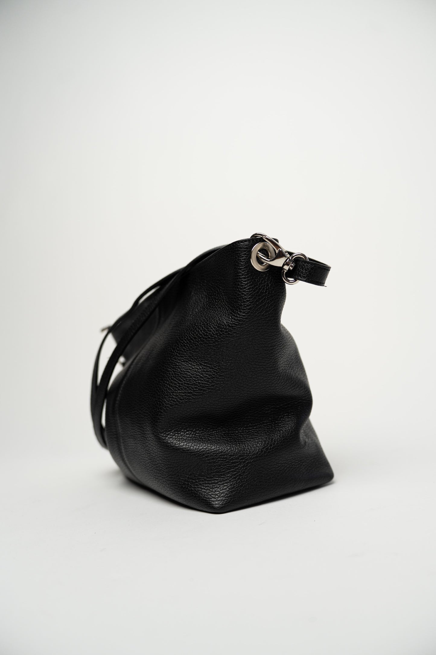 Schlichter Koffer mit abnehmbarem Tragegurt, schwarz.