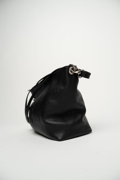 Schlichter Koffer mit abnehmbarem Tragegurt, schwarz.