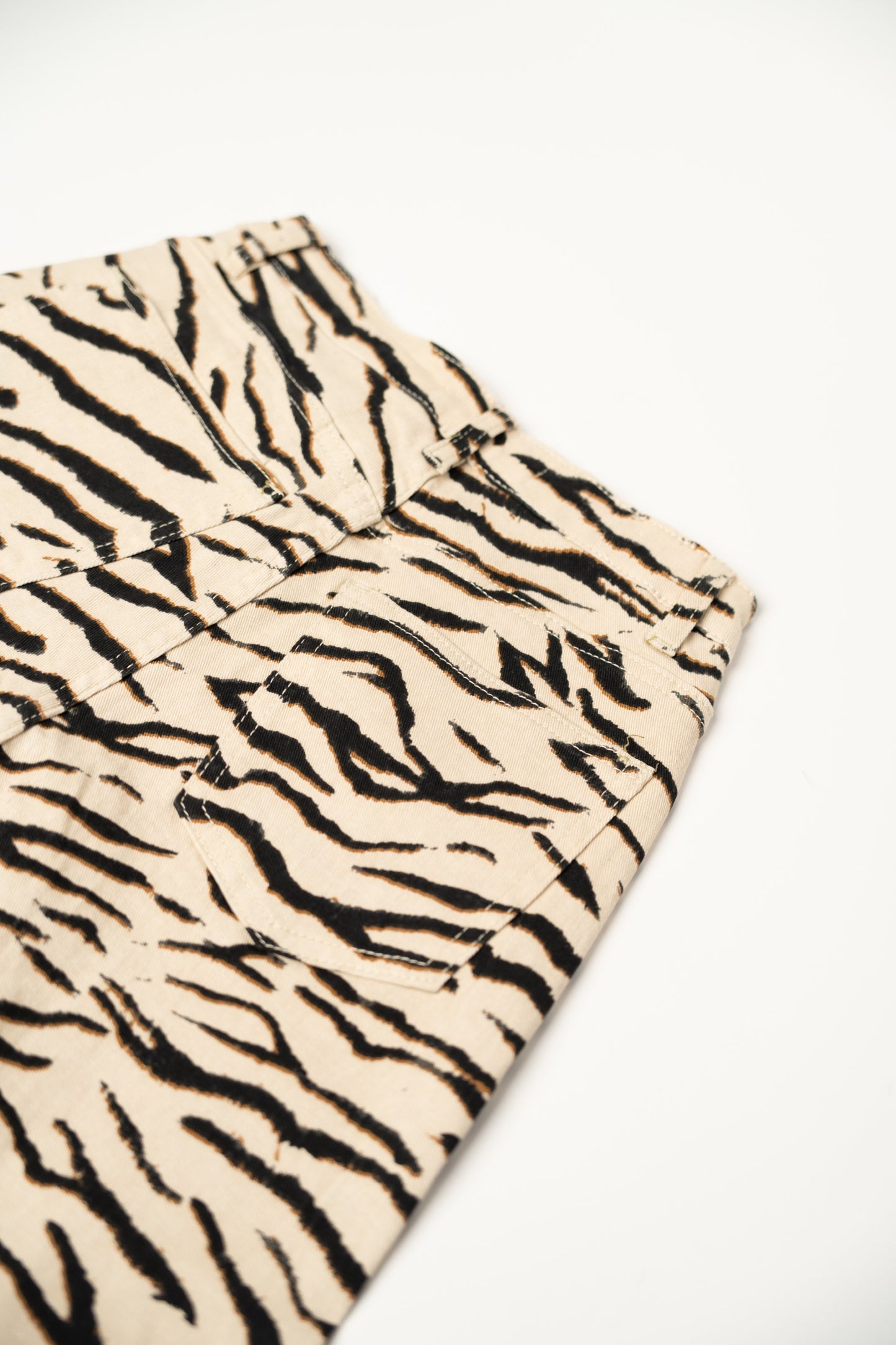 Calças Straight Leg Padrão Tigre