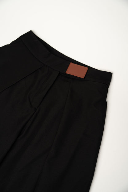 Czarne spodnie maxi dopasowane