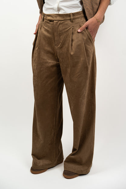 Spodnie dopasowane ze skóry brzoskwiniowej.