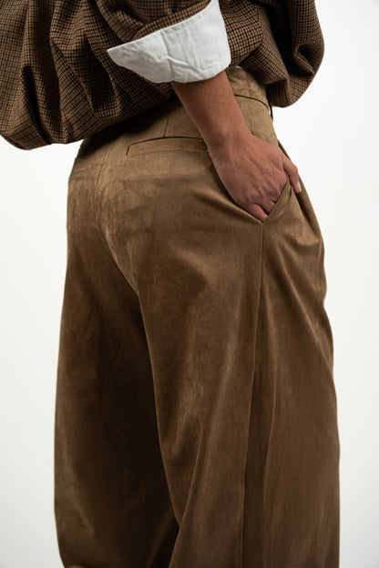 Spodnie dopasowane ze skóry brzoskwiniowej.